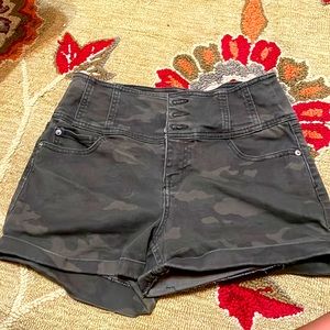 HIGH RISE camo shorts size 13